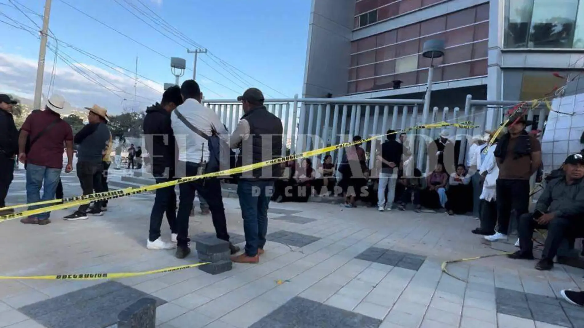 manifestantes afuera de la torre chiapas